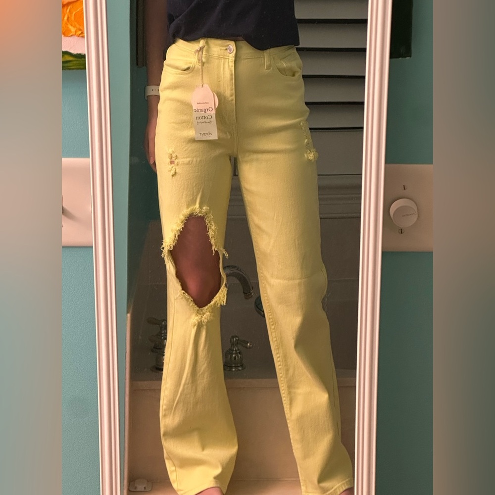 NWT VIBRANT HIGH RISE DISTRESSED JEANS